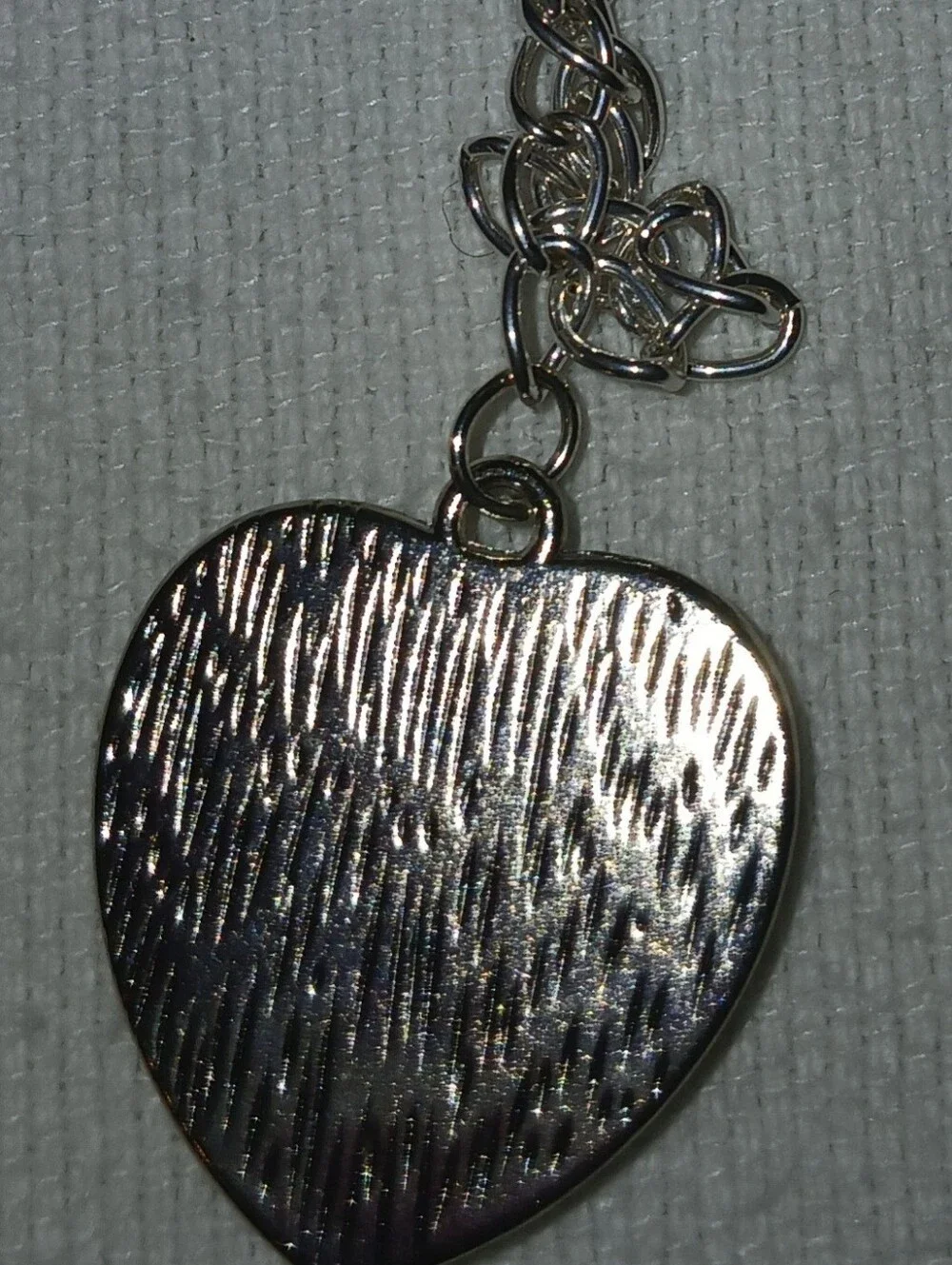 BWT Unusex Silver-Tone Pendant Necklace - Classic Round Medallion